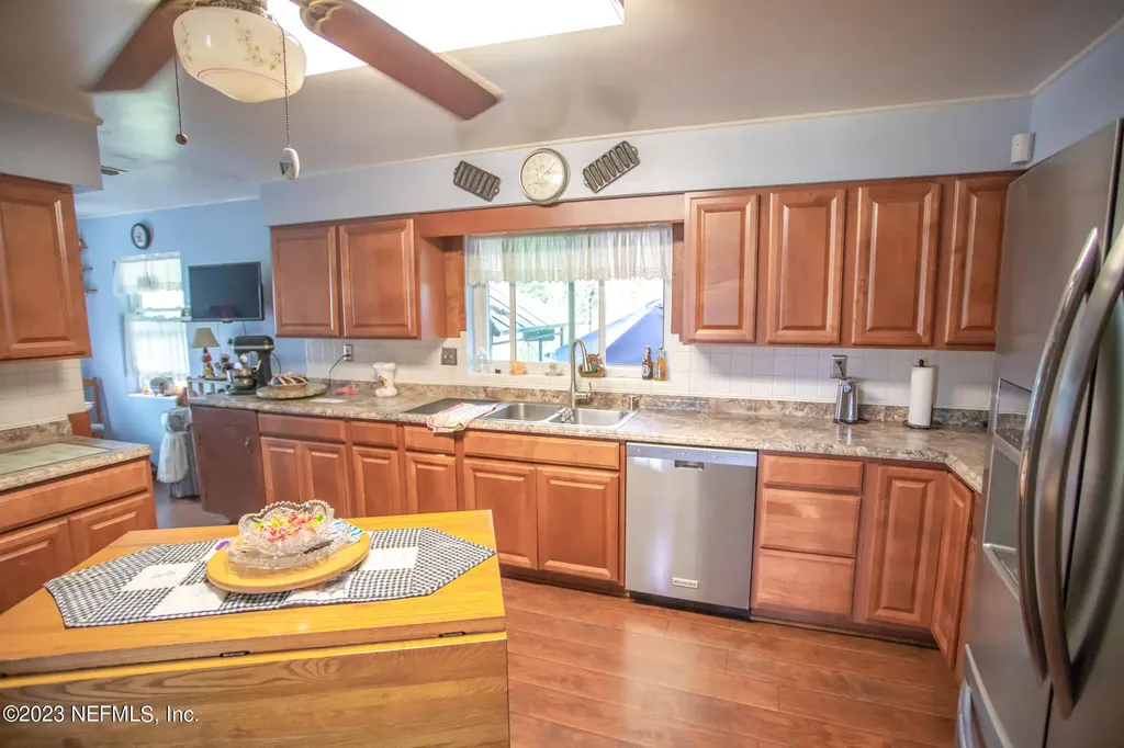 6004 SE Us 301 Hawthorne FL 32640