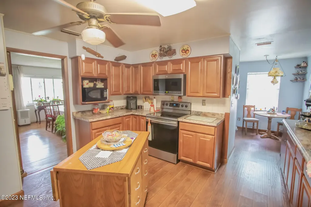 6004 SE Us 301 Hawthorne FL 32640
