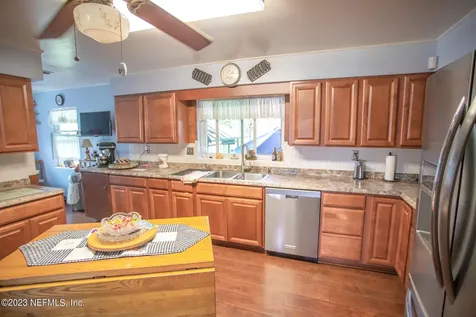 6004 SE Us 301 Hawthorne FL 32640