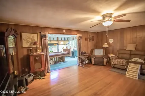 6004 SE Us 301 Hawthorne FL 32640