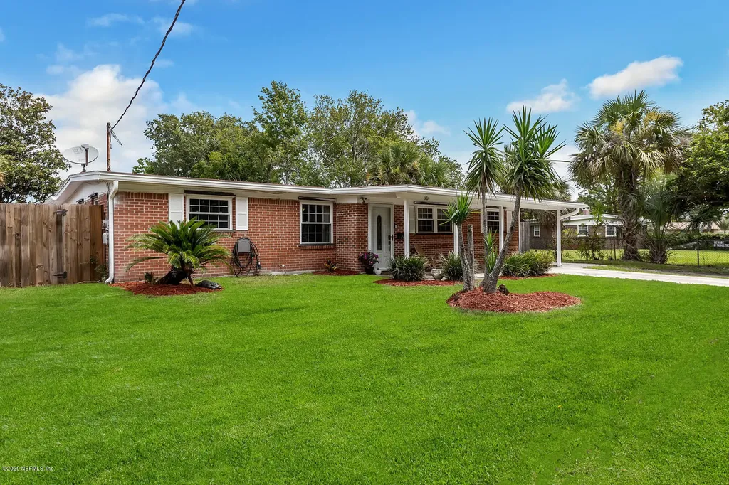 80 Saratoga Circle S Atlantic Beach FL 32233