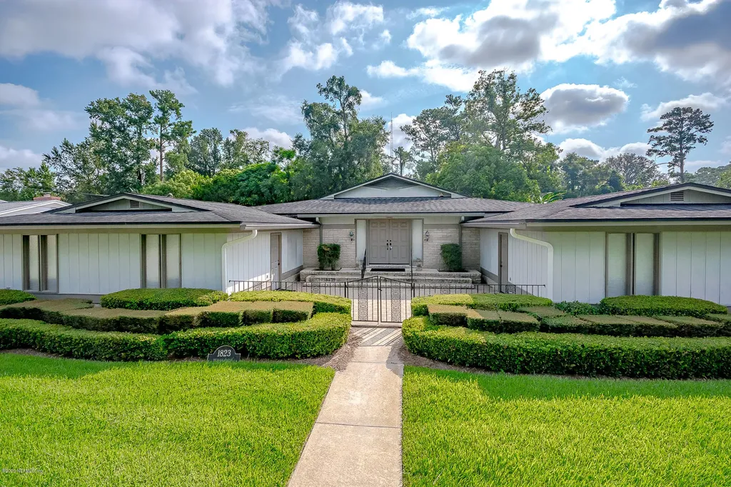 1823 Memory Lane Jacksonville FL 32210