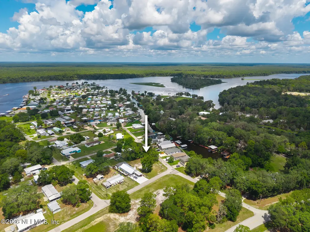 1305 2nd Avenue Welaka FL 32189