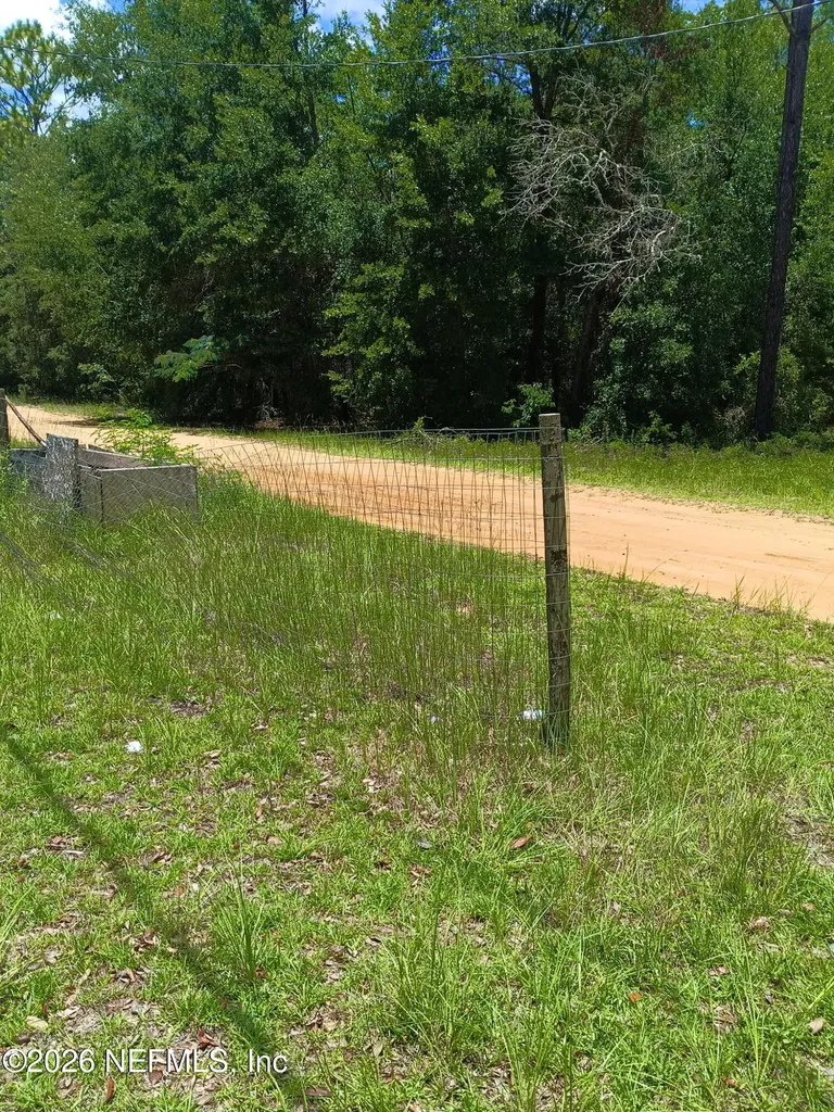 147 2nd Way Interlachen FL 32148