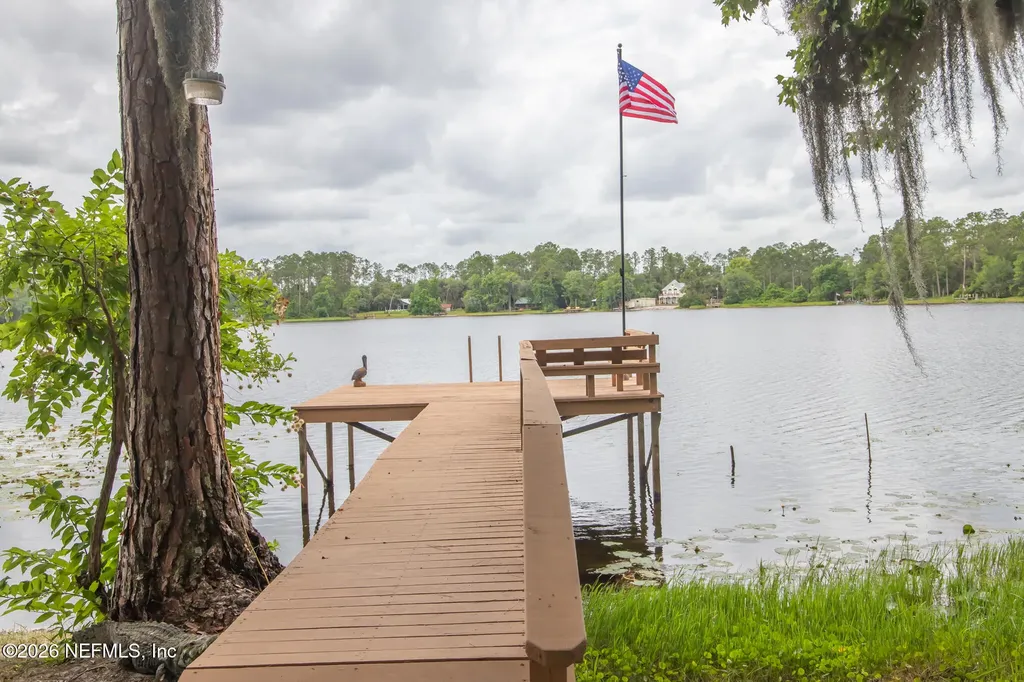 303 Riley Lake Drive Hawthorne FL 32640