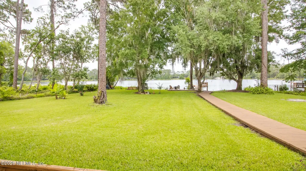 303 Riley Lake Drive Hawthorne FL 32640