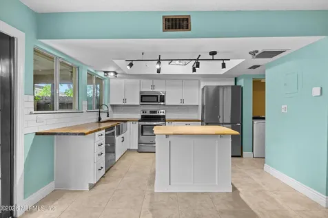 8203 Sutton Place N Jacksonville FL 32217