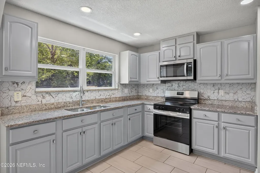 7015 Miss Muffet Lane N Jacksonville FL 32210