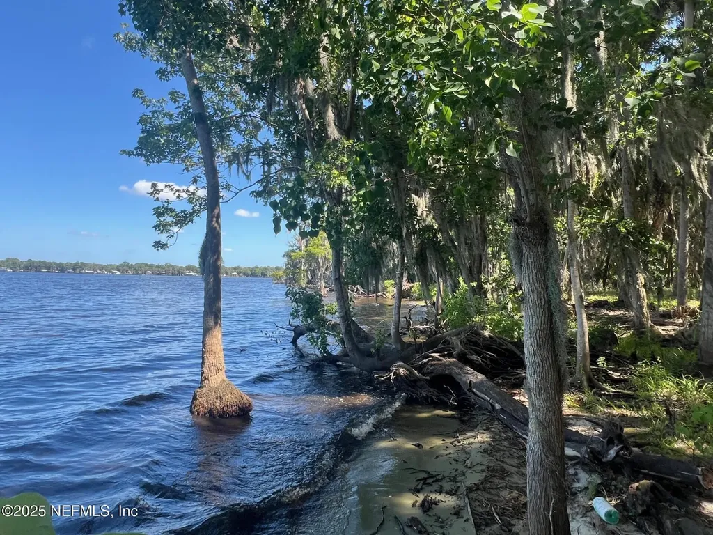 762 National Forest Road 75g Road Palatka FL 32177