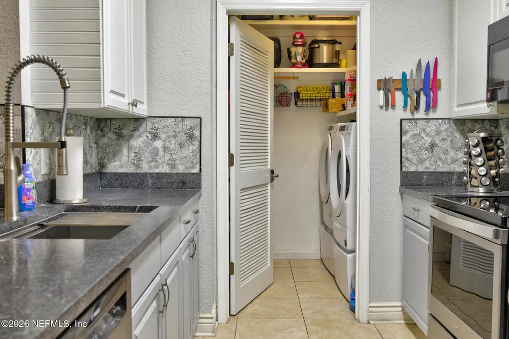 8539 Gate Parkway W Jacksonville FL 32216