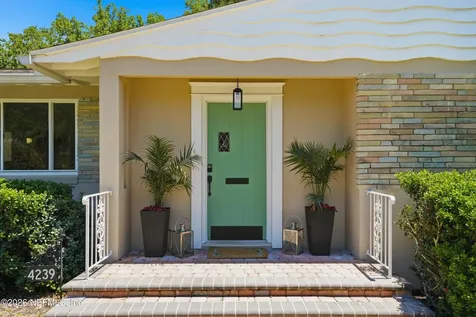 4239 Peachtree Circle E Jacksonville FL 32207