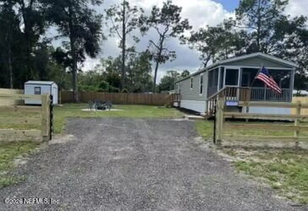 111 & 113 Wateroak Road Satsuma FL 32189