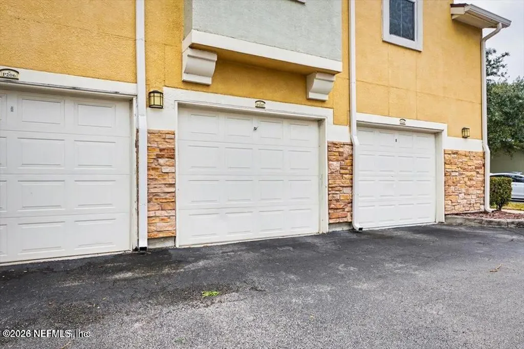 8539 Gate Parkway W Jacksonville FL 32216