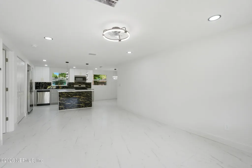 7589 John F Kennedy Drive W Jacksonville FL 32219