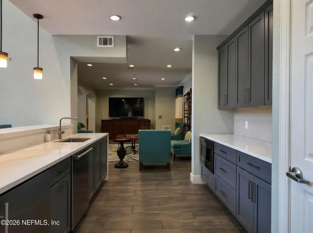 8539 Gate Parkway W Jacksonville FL 32216