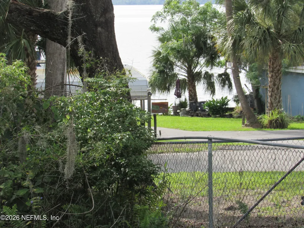 14 S Lake Street Crescent City FL 32112