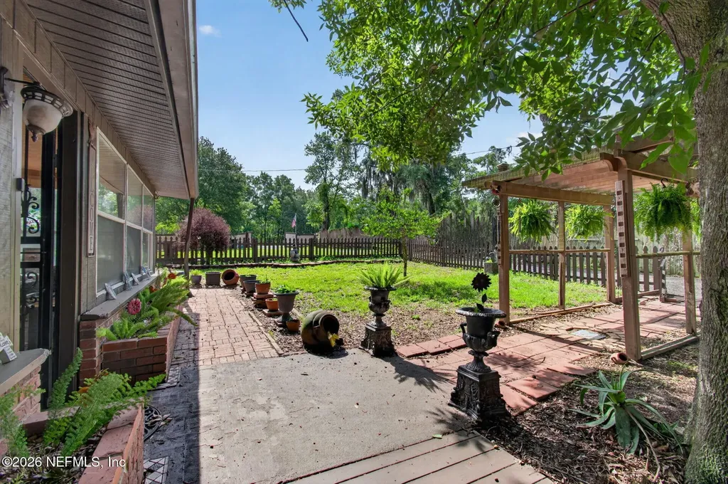505 N State Road 21 Hawthorne FL 32640