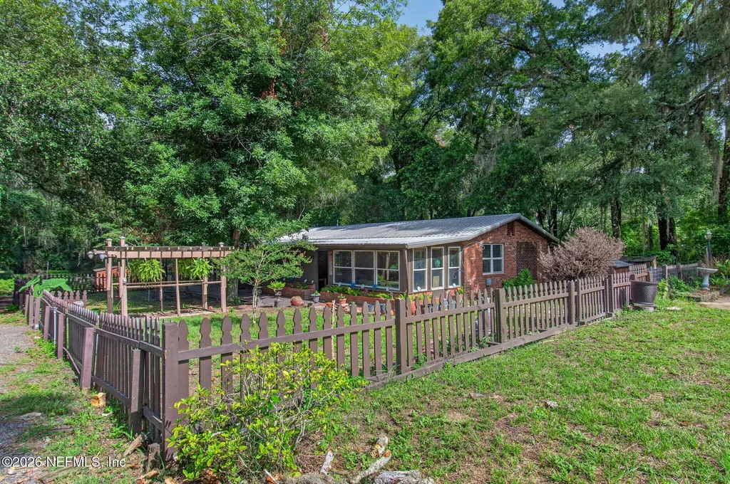 505 N State Road 21 Hawthorne FL 32640