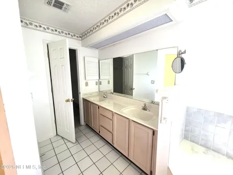 8630 Charlesgate Circle N Jacksonville FL 32244