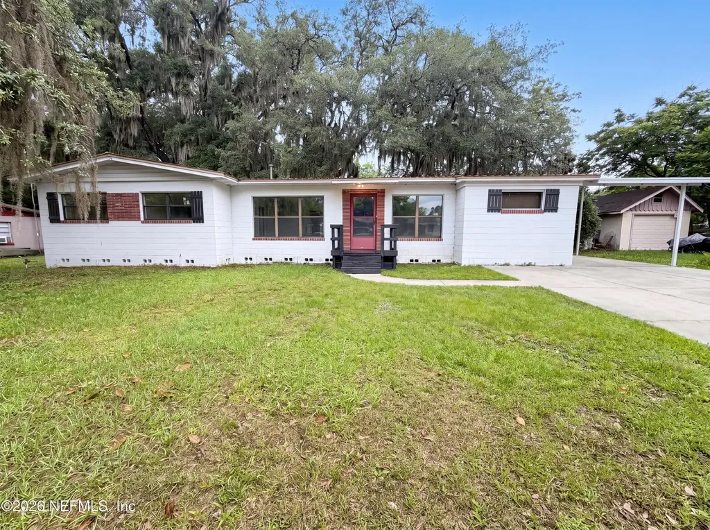 2020 Cherry Lane Palatka FL 32177