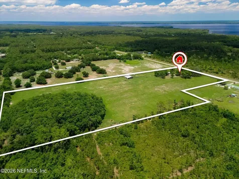 786 W River Road Palatka FL 32177