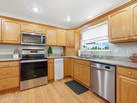 611 E State Road 100 San Mateo FL 32187