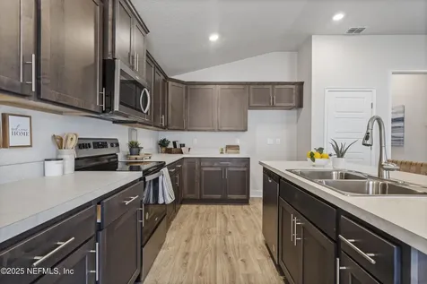 8223 Helmsley Boulevard Jacksonville FL 32219