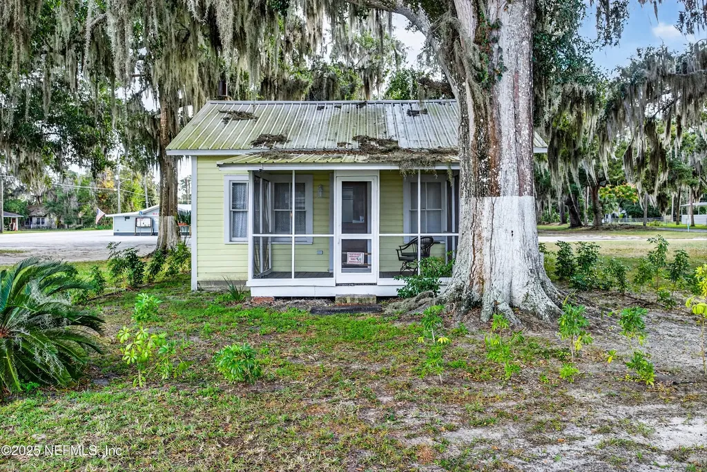 765 3rd Avenue Welaka FL 32189