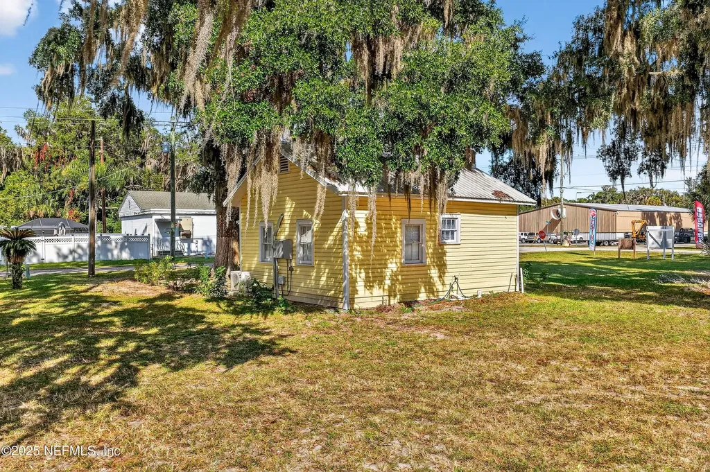 765 3rd Avenue Welaka FL 32189