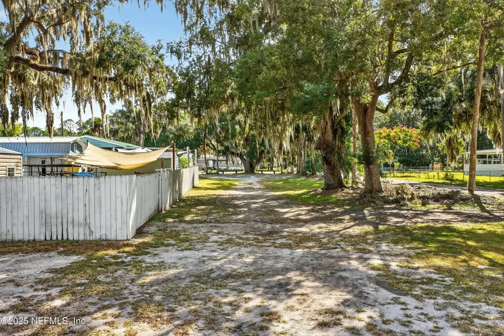 765 3rd Avenue Welaka FL 32189