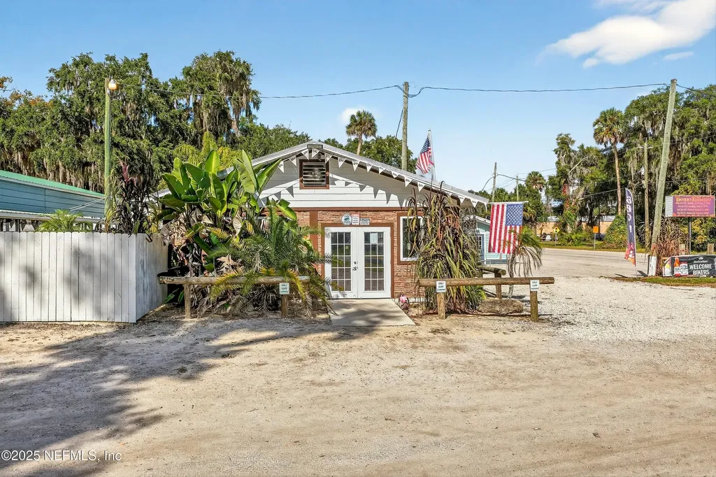 765 3rd Avenue Welaka FL 32189