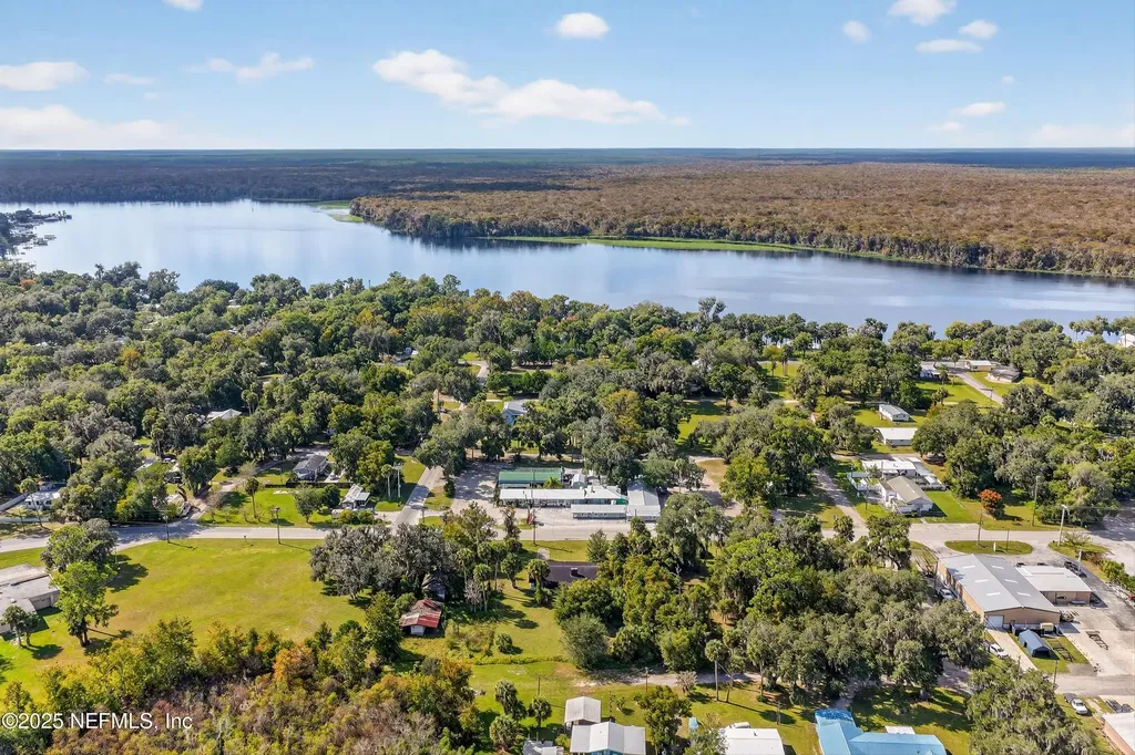 765 3rd Avenue Welaka FL 32189