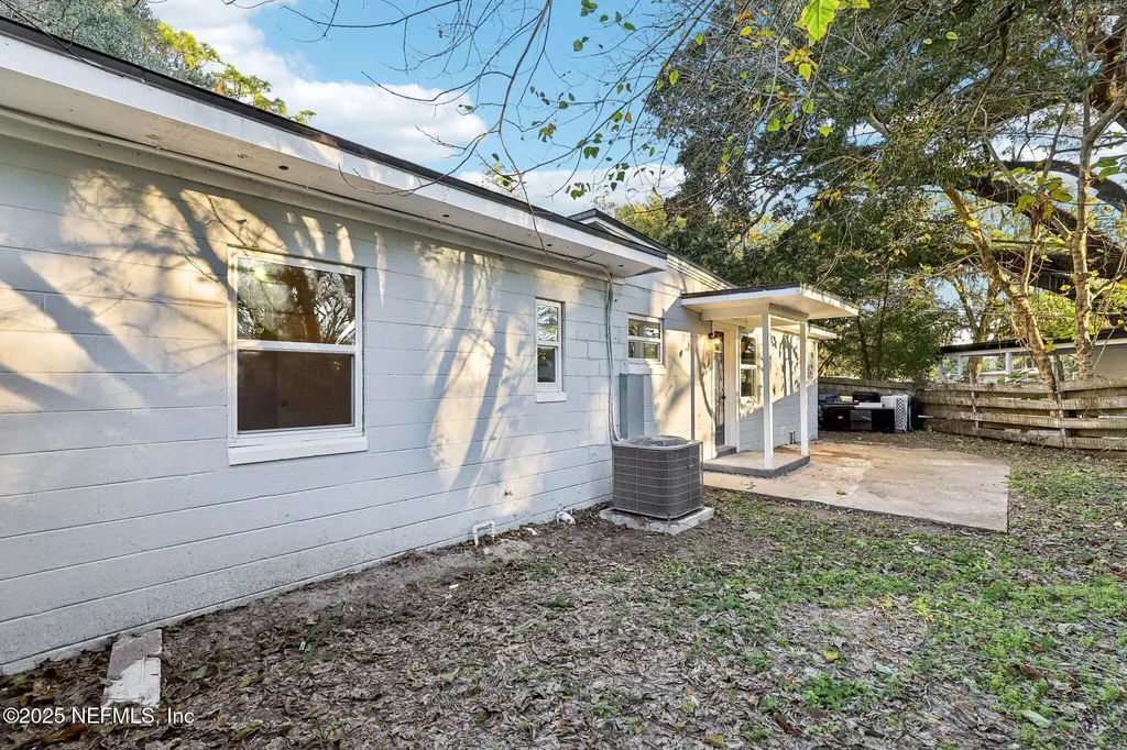 1268 King Arthur Road Jacksonville FL 32211