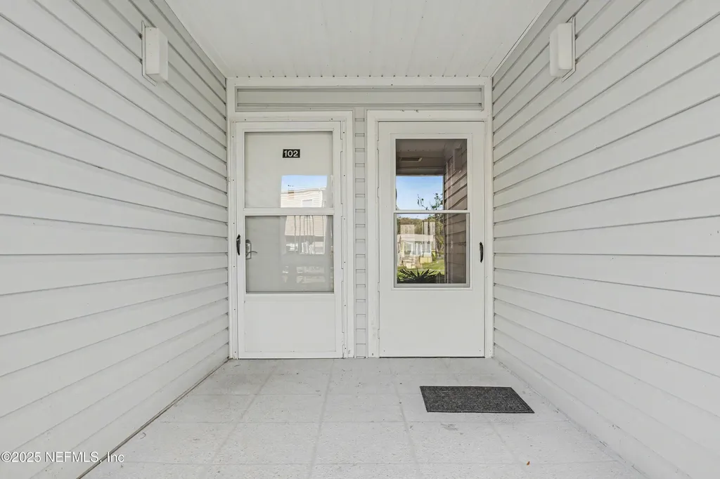 102 River Bend Court Welaka FL 32193