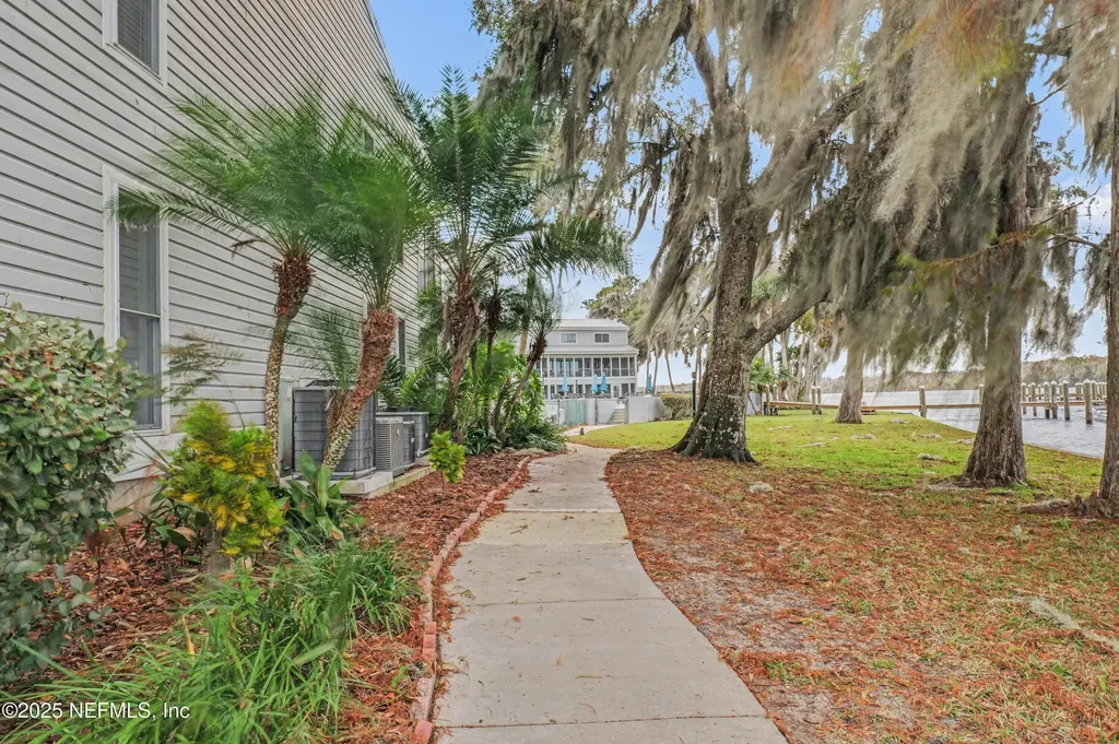 102 River Bend Court Welaka FL 32193