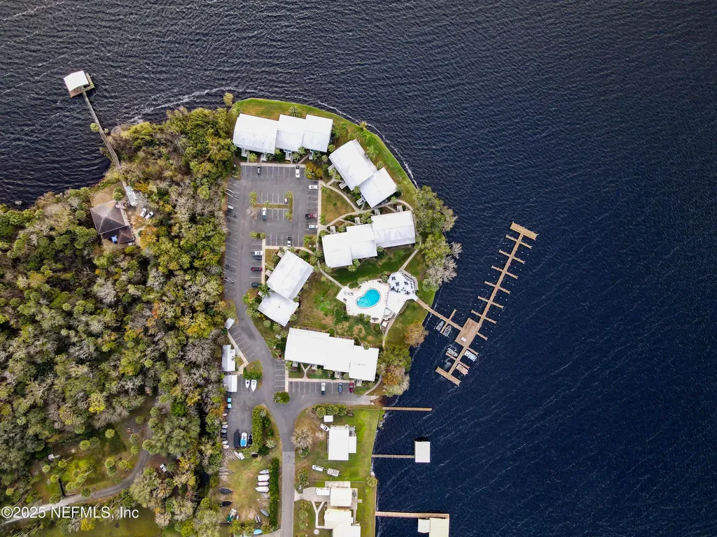 102 River Bend Court Welaka FL 32193
