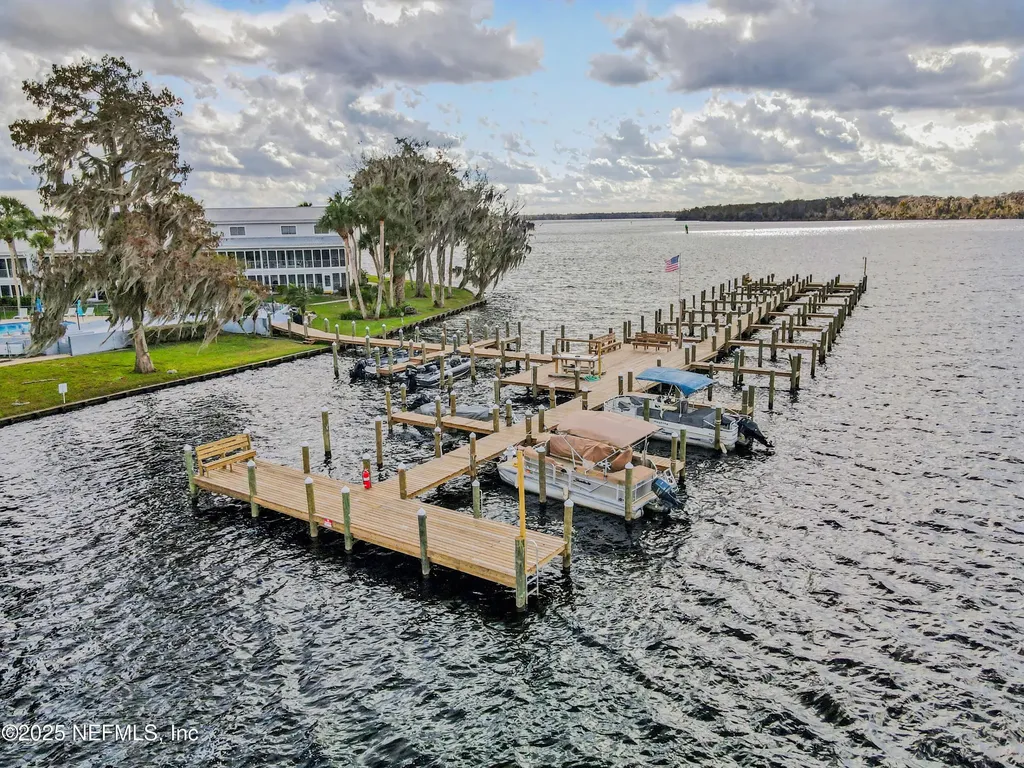 102 River Bend Court Welaka FL 32193