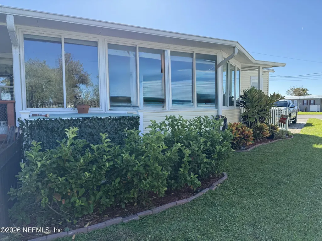 100 Happiness Drive Welaka FL 32189