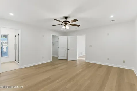 3759 Via De La Reina Jacksonville FL 32217