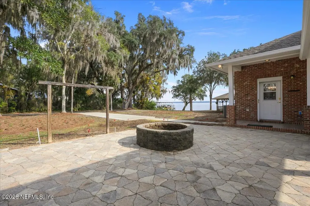 533 W River Road Palatka FL 32177