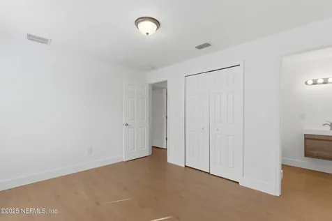 5557 Cleveland Road Jacksonville FL 32209