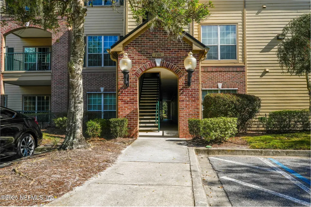 7800 Point Meadows Drive Jacksonville FL 32256