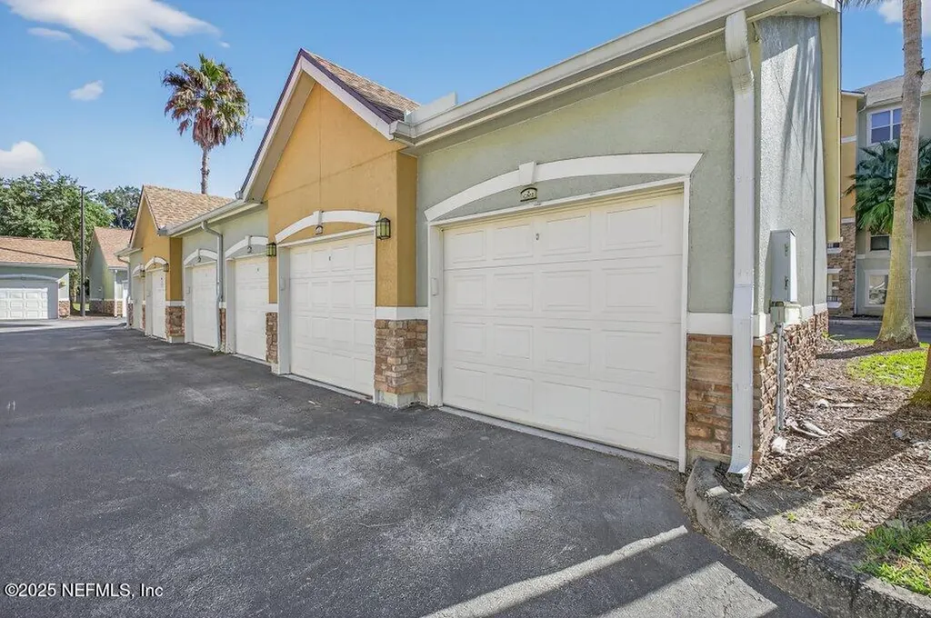 8539 Gate Parkway W Jacksonville FL 32216