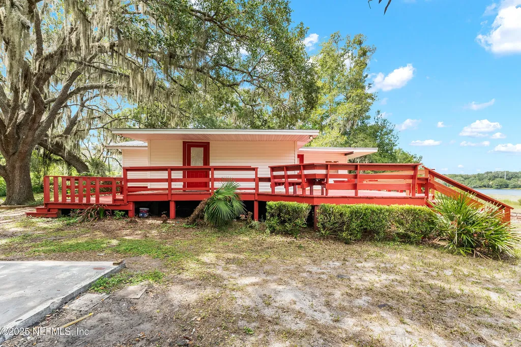 140 Morris Lake Drive Hawthorne FL 32640