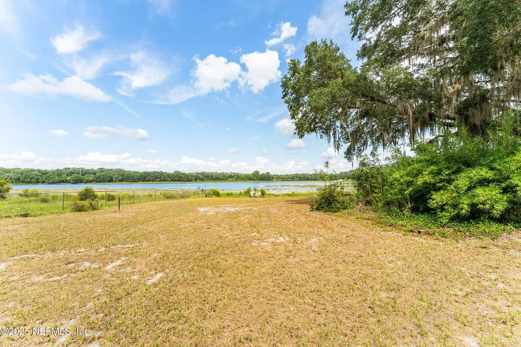 140 Morris Lake Drive Hawthorne FL 32640