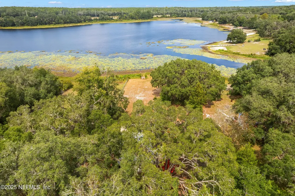 140 Morris Lake Drive Hawthorne FL 32640