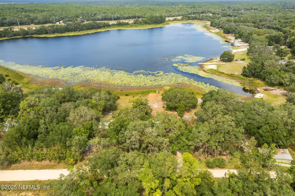 140 Morris Lake Drive Hawthorne FL 32640