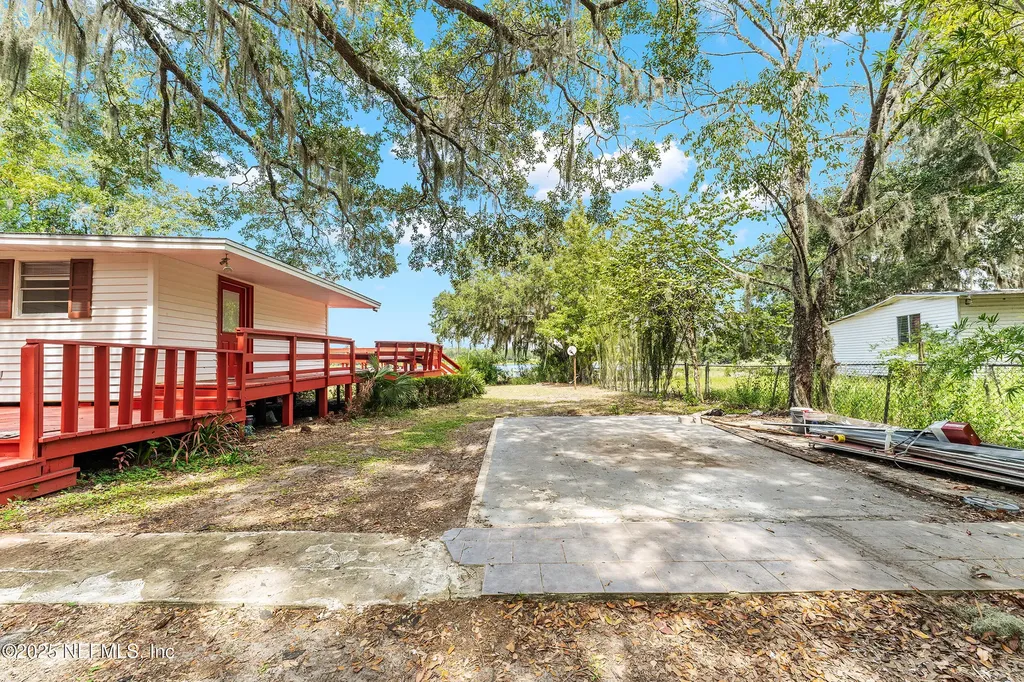 140 Morris Lake Drive Hawthorne FL 32640