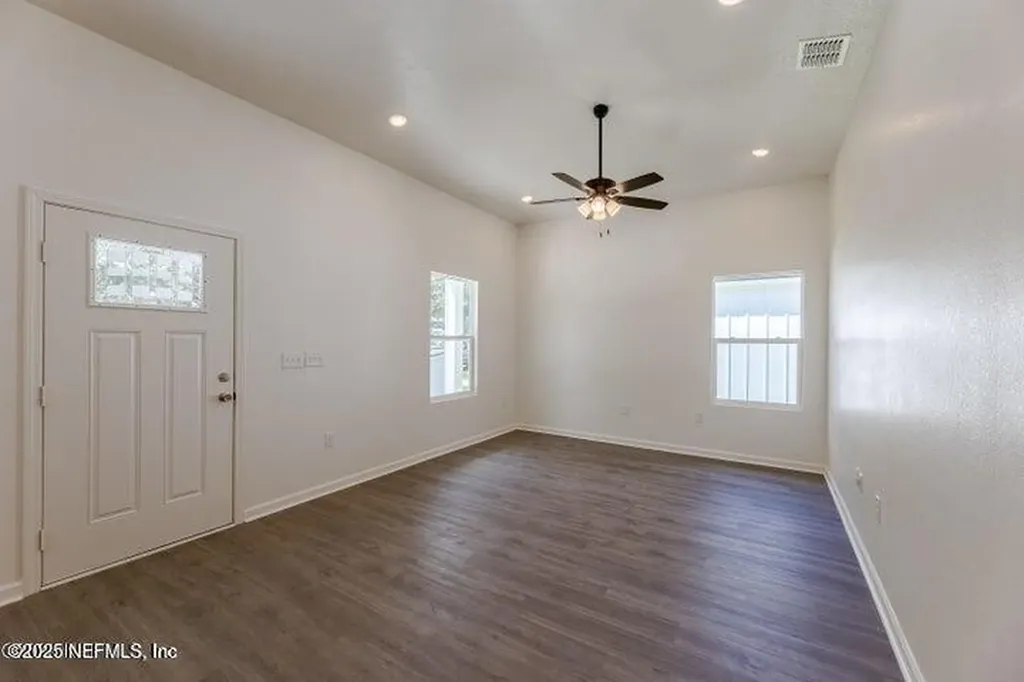 8123 Siskin Avenue Jacksonville FL 32219