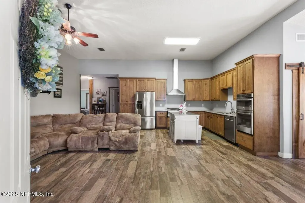 643 E State Road 100 San Mateo FL 32187